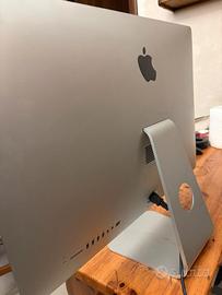 un iMac (Retina 5K, 27 pollici).