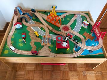 Pista treni KidKraft con tavolo e contenitori