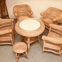 set in vimini e  di 4 poltrone e tavolo rotondo