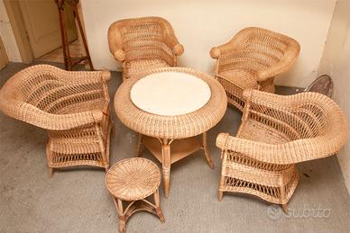 set in vimini e  di 4 poltrone e tavolo rotondo