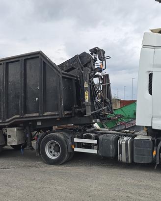 Trattore con semirimorchio canguro con gru