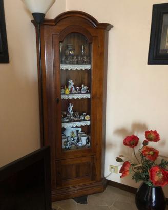Vetrina ad angolo in arte povera.