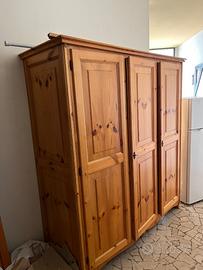 Armadio in legno naturale di Larice