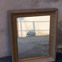 Specchio vintage con cornice dorata