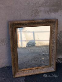 Specchio vintage con cornice dorata