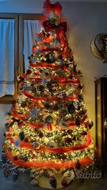 albero di natale completo di addobbi e luci