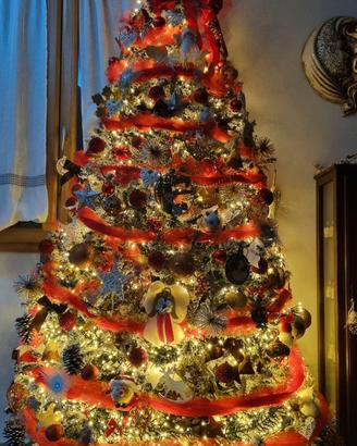 albero di natale completo di addobbi e luci