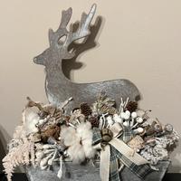 Addobbo natalizio con renna e pigne