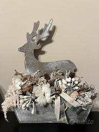 Addobbo natalizio con renna e pigne