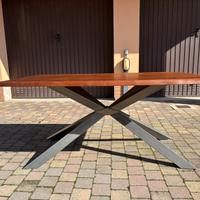 Tavolo di design in legno e acciaio