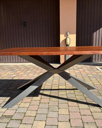 Tavolo di design in legno e acciaio