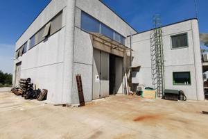 Capannone artigianale con appartamento