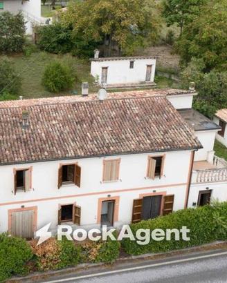 Villa di 320 m² con più di 5 locali a Acqualagna