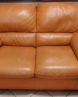 coppia di divani in pelle con pouf