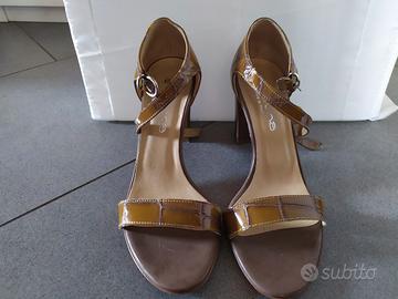 Sandalincon tacco beige 
