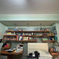 Parete attrezzata in legno – con mensole, scrivani