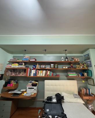 Parete attrezzata in legno – con mensole, scrivani