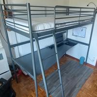 Letto a castello con scrivania integrata