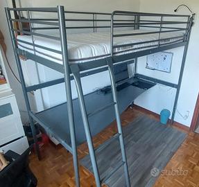 Letto a castello con scrivania integrata
