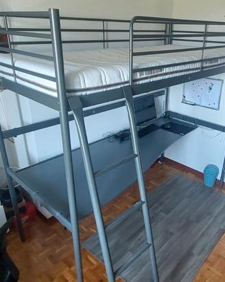 Letto a castello con scrivania integrata