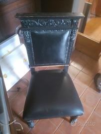 Sedia in pelle nera  e legno 