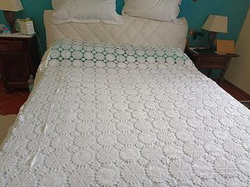 Copriletto Lino Ricamato e Pizzo all'Uncinetto