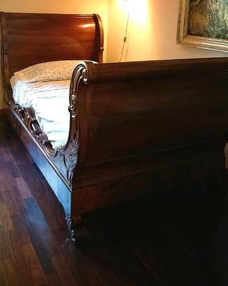 Antico letto veneziano a barca