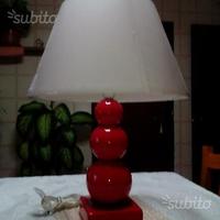 Lume in ceramica rosso con paralume di stoffa