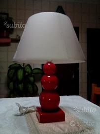 Lume in ceramica rosso con paralume di stoffa