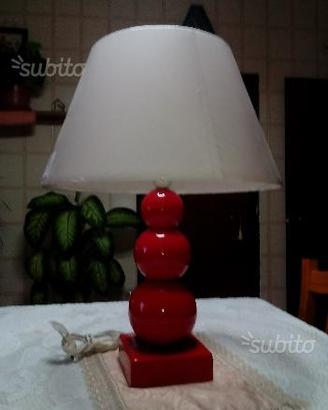 Lume in ceramica rosso con paralume di stoffa