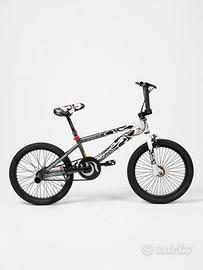 BMX nera e bianca Nuzzi