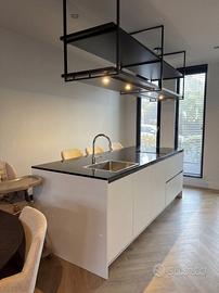 Cucina moderna completa con isola+ piano in pietra