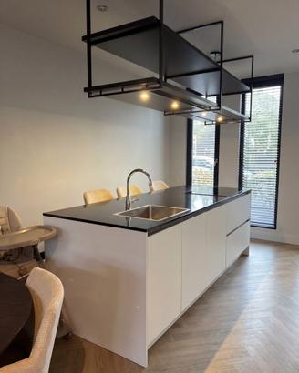 Cucina moderna completa con isola+ piano in pietra