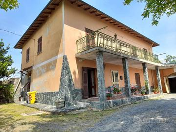 Villa di 200 m² con più di 5 locali e box auto dop
