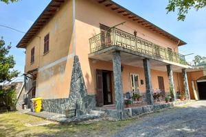 Villa di 200 m² con più di 5 locali e box auto dop