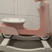 Dondolo in legno Rose the Scooter