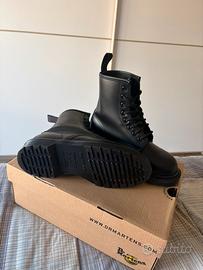 Stivaletti stringati mono black Dr. Martens