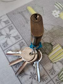 Cilindro per serratura di porte e portoncini Cisa.