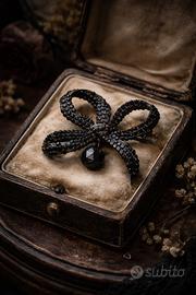 Spilla da lutto fine 800 triplo nodo vittoriana