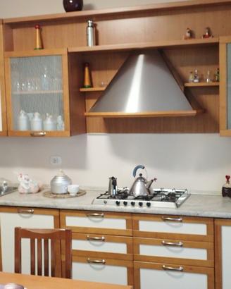 Cucina con elettrodomestici 