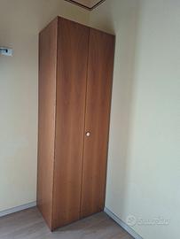 armadio a doppia anta battente