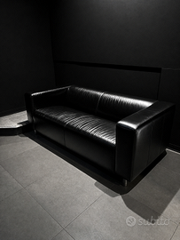 Divano 2 posti in pelle nera — stile lounge