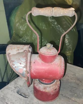 Lanterna antica a carburo