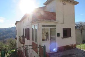 Casa indipendente immersa nel verde