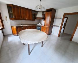 Trifamiliare fine anni '60 con ampio scoperto
