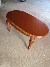 poltrona in velluto e tavolino basso 