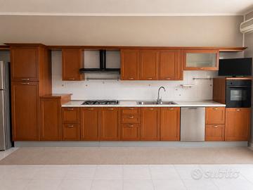 Cucina componibile completa in legno,ottime condiz