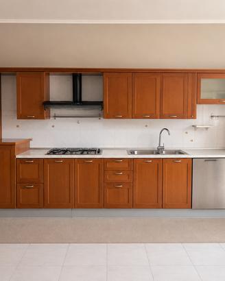 Cucina componibile completa in legno,ottime condiz