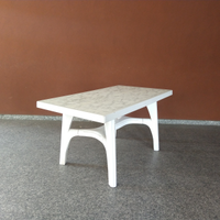 Tavolo da esterno in resina effetto marmo
