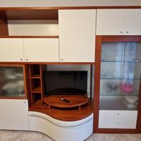 Mobile soggiorno color ciliegio e avorio.